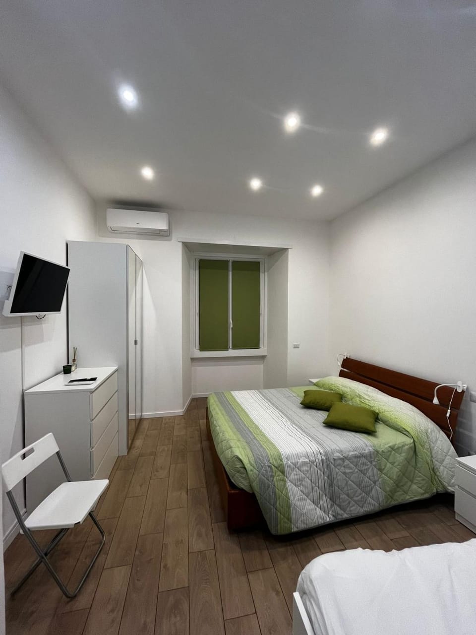 TV and multimedia, Photo of the whole room, air conditioner