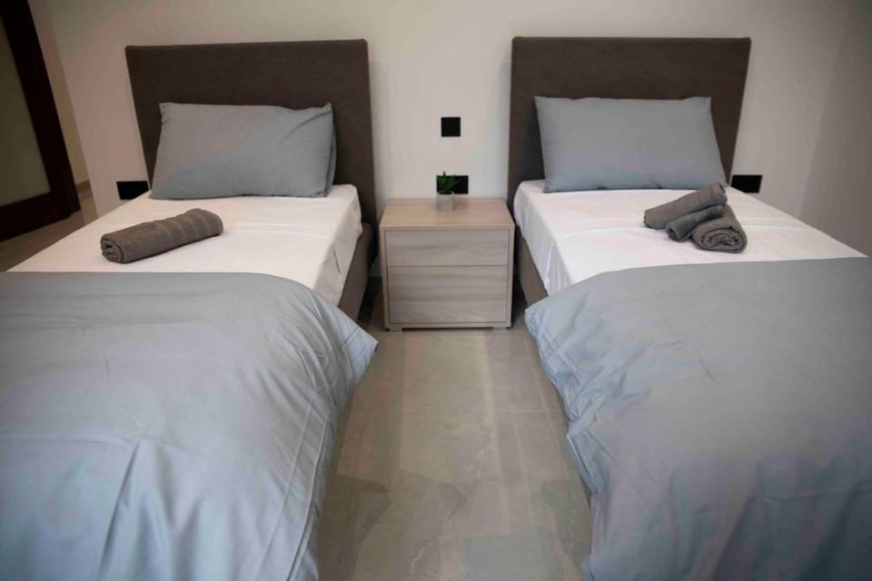 Flat 2, Large 3 bedroom Apartment, close to Countryside & Beaches, Sleeps 11! Apartment in Saint Paul's Bay