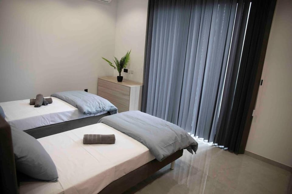 Flat 2, Large 3 bedroom Apartment, close to Countryside & Beaches, Sleeps 11! Apartment in Saint Paul's Bay