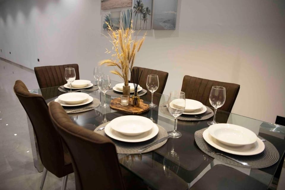 Flat 2, Large 3 bedroom Apartment, close to Countryside & Beaches, Sleeps 11! Apartment in Saint Paul's Bay