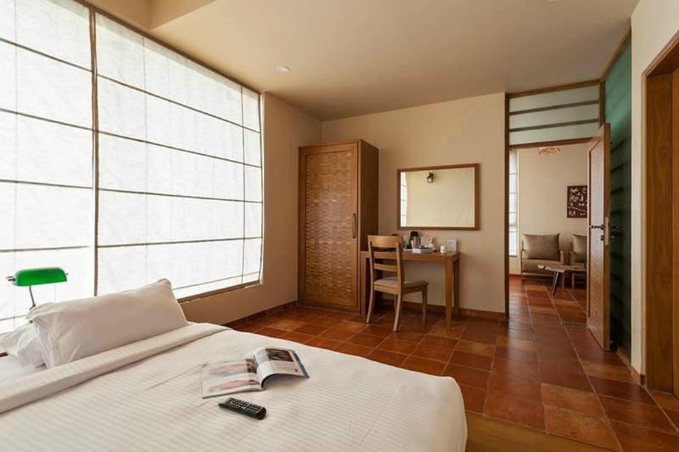 Photo of the whole room, Bedroom, wardrobe