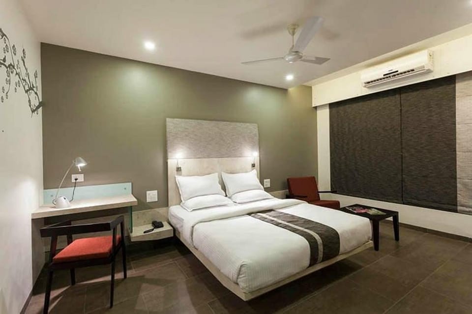 Bed, Photo of the whole room, Bedroom, air conditioner