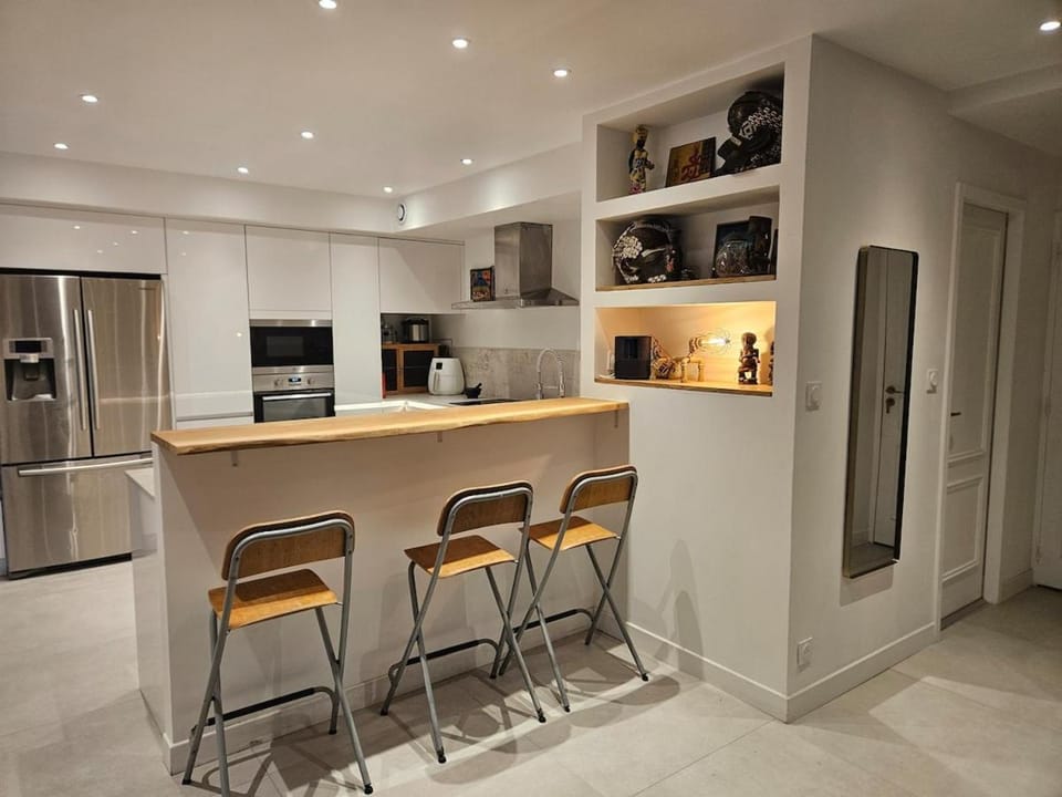 Kitchen or kitchenette, Dining area