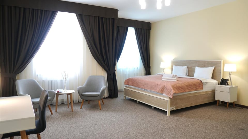 Bed, Photo of the whole room, Seating area, Bedroom