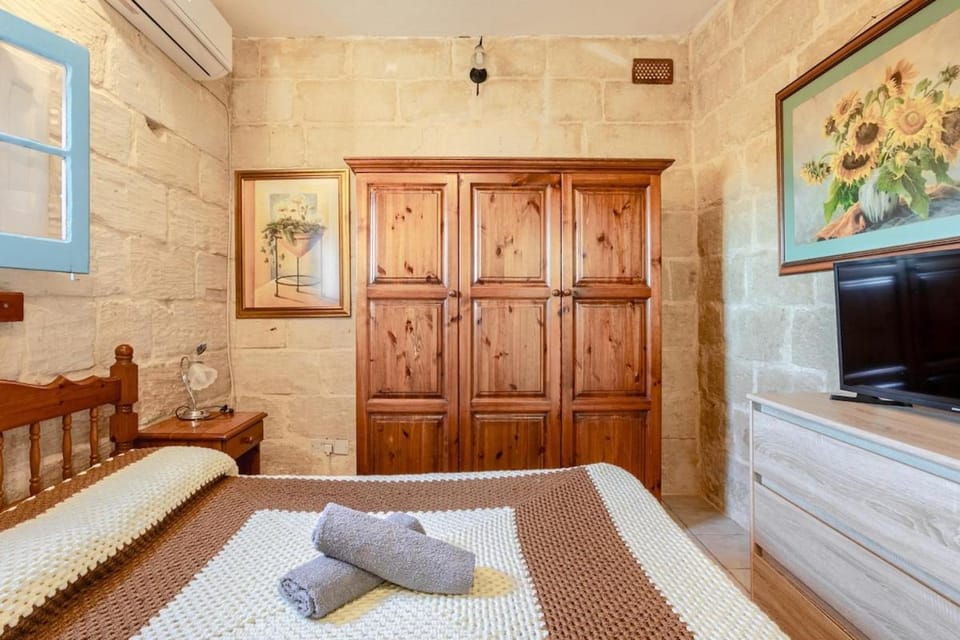 Bed, TV and multimedia, Bedroom