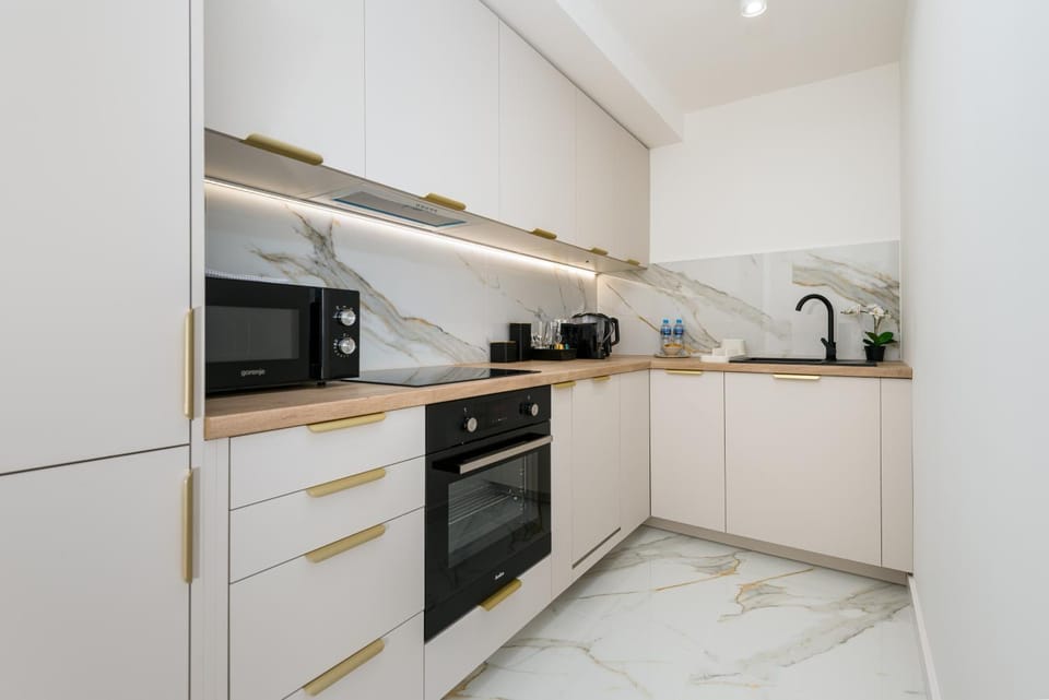 Coffee/tea facilities, dishwasher, microwave, kitchen