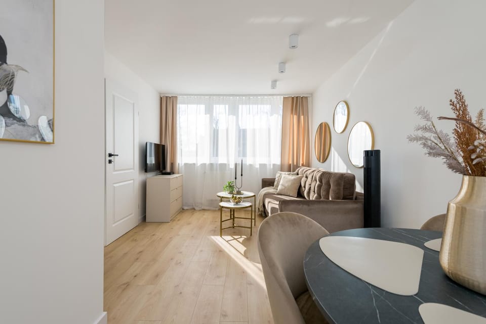 Communal lounge/ TV room, TV and multimedia, Living room, Decorative detail, Dining area
