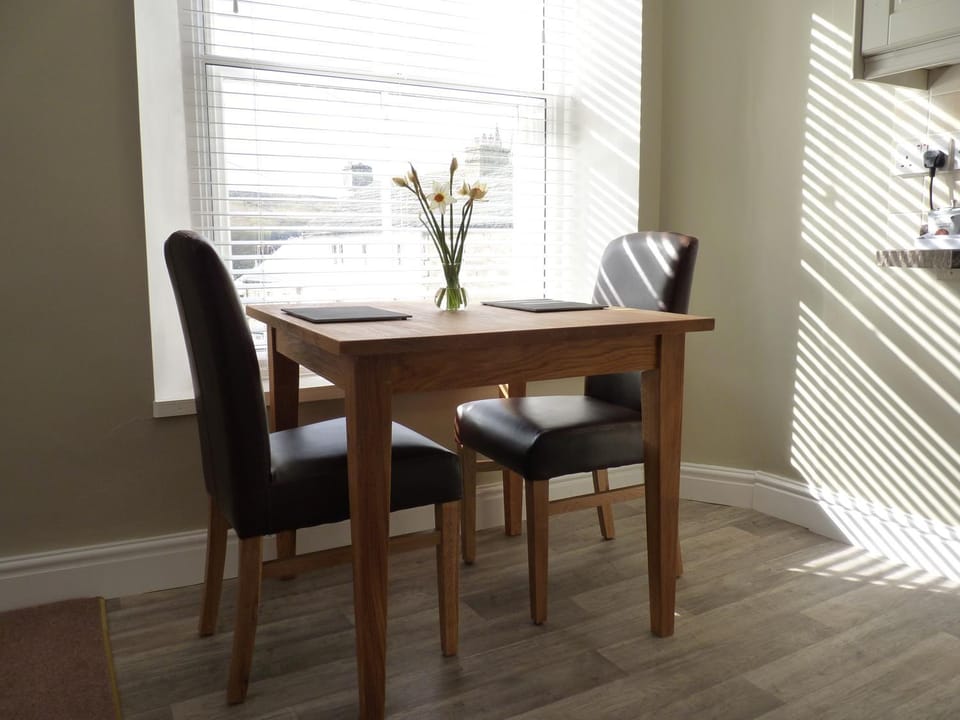Day, Dining area
