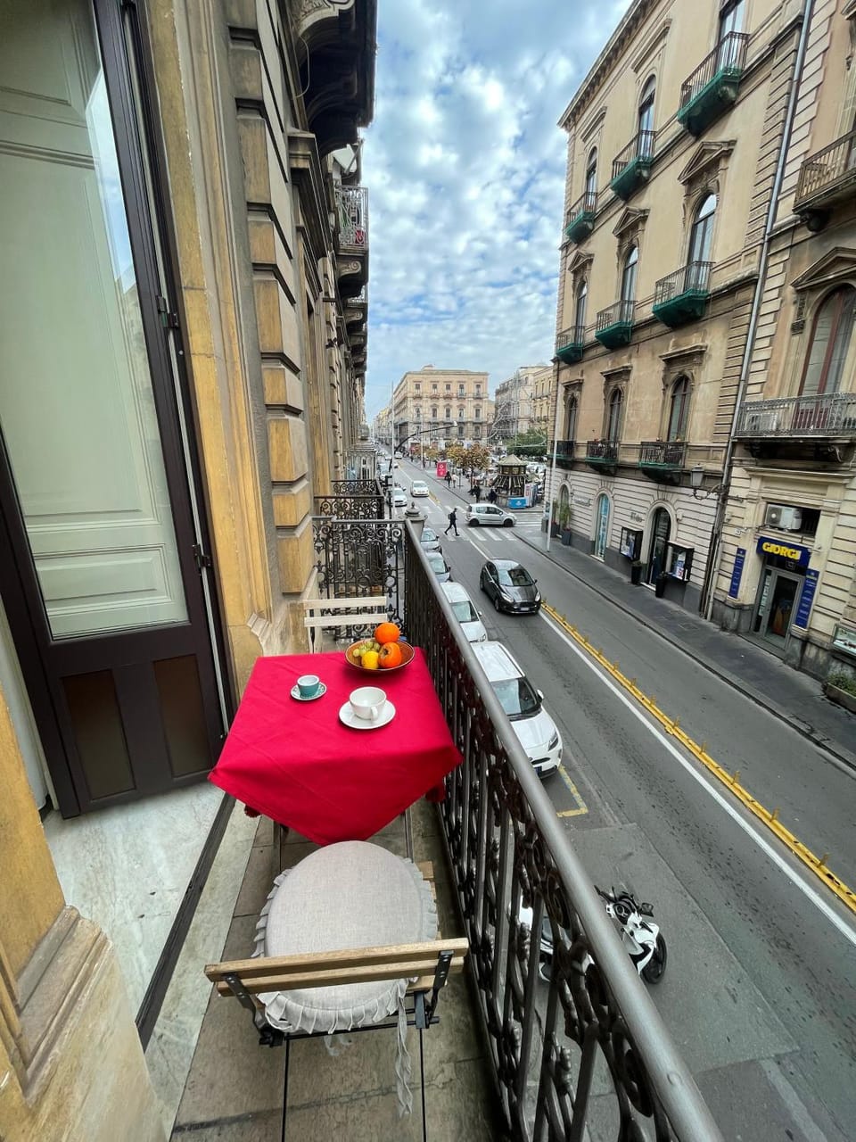 Property building, Day, Neighbourhood, Balcony/Terrace, Street view