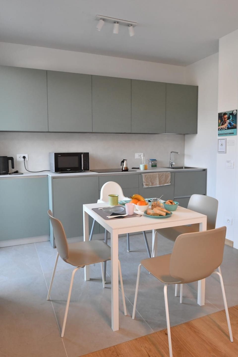 Kitchen or kitchenette, Dining area