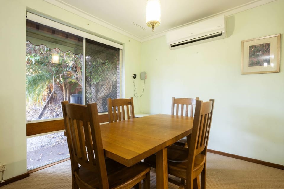 Well equipped 3BR Home with Backyard and Patio Apartment in Perth