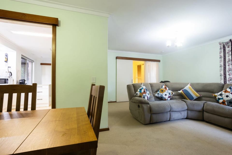 Well equipped 3BR Home with Backyard and Patio Apartment in Perth