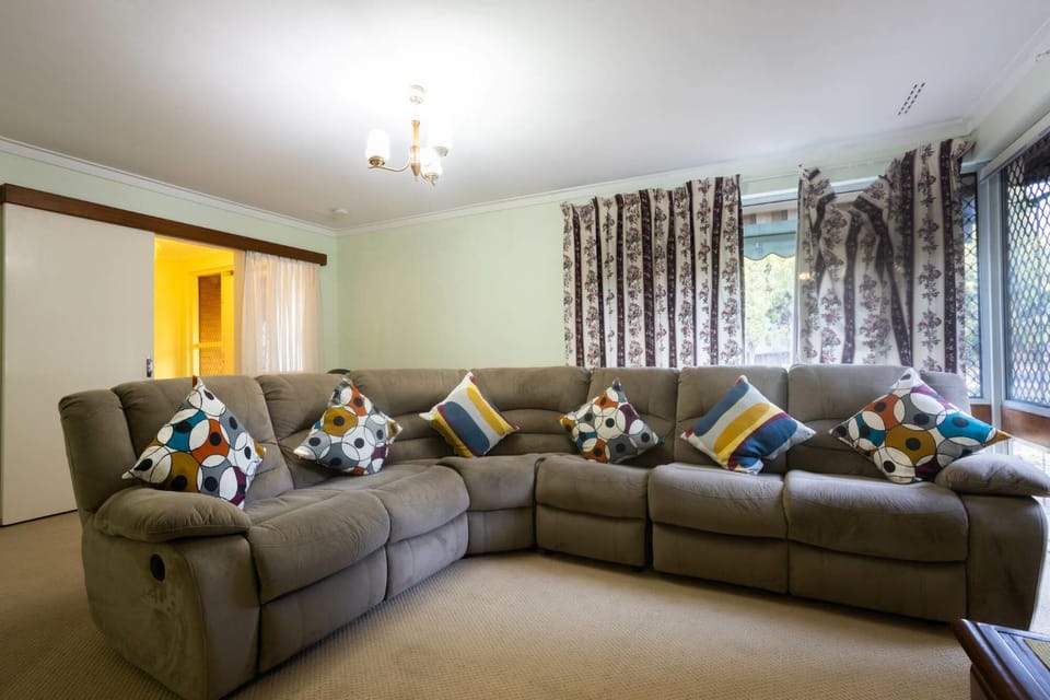 Well equipped 3BR Home with Backyard and Patio Apartment in Perth