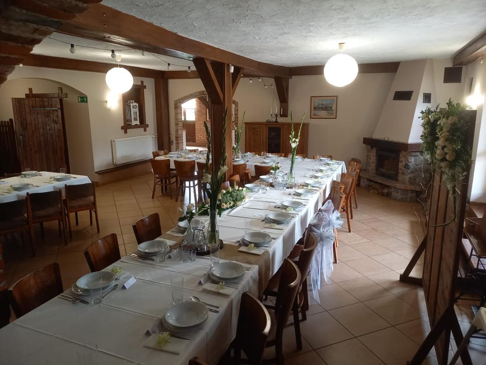 Restaurant/places to eat, Living room, Food and drinks, Banquet/Function facilities, Seating area, Dining area, Food