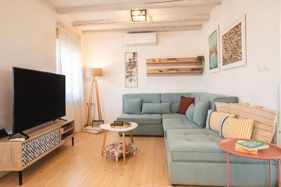 Communal lounge/ TV room, TV and multimedia, Living room, Seating area, Evening entertainment, air conditioner