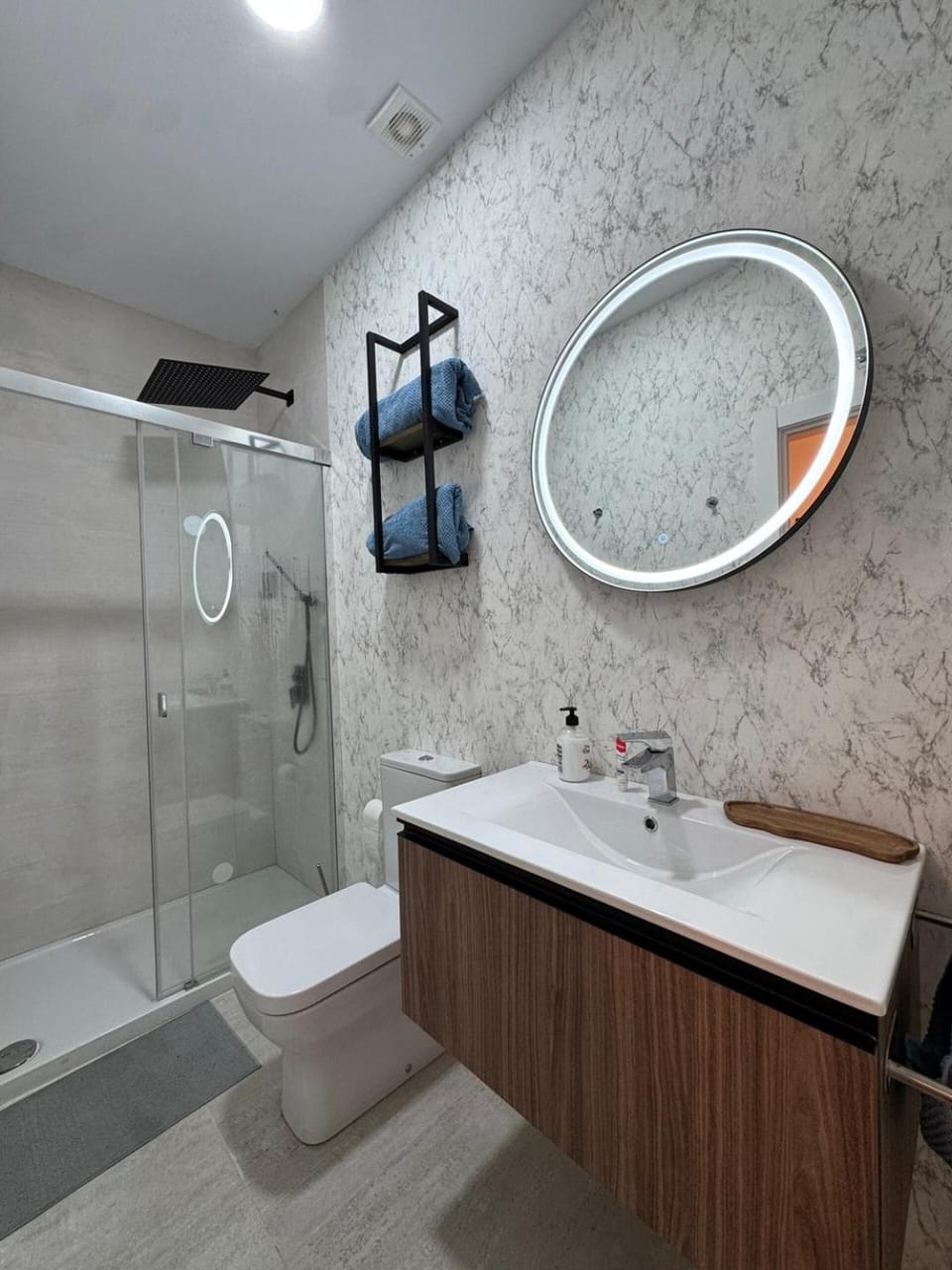 Shower, Toilet, Bathroom, towels