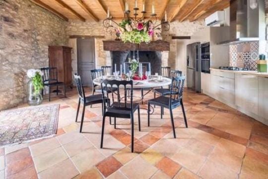 Kitchen or kitchenette, oven