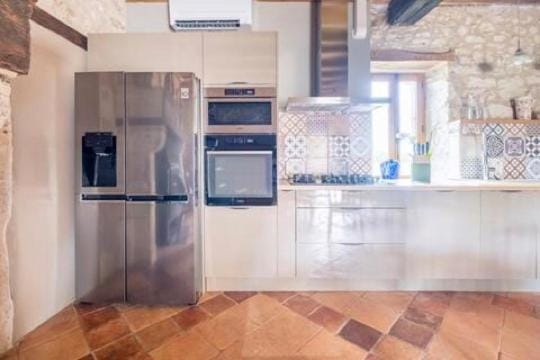 Kitchen or kitchenette, oven