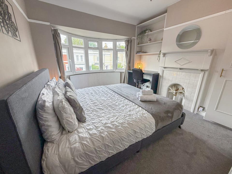 Bed, View (from property/room), Photo of the whole room, Decorative detail, Seating area, Bedroom, heating, internet, towels, wardrobe