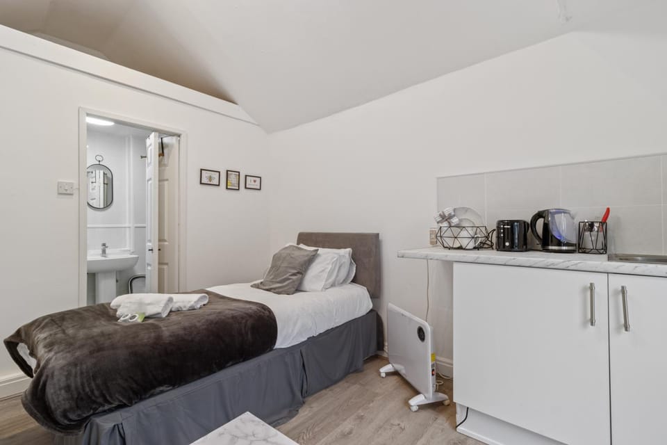 Studio Cottage With Shared Garden - 3Min to Bus Stop Apartment in Manchester