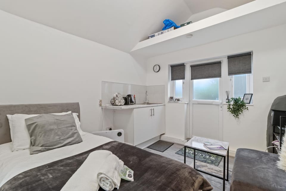 Studio Cottage With Shared Garden - 3Min to Bus Stop Apartment in Manchester