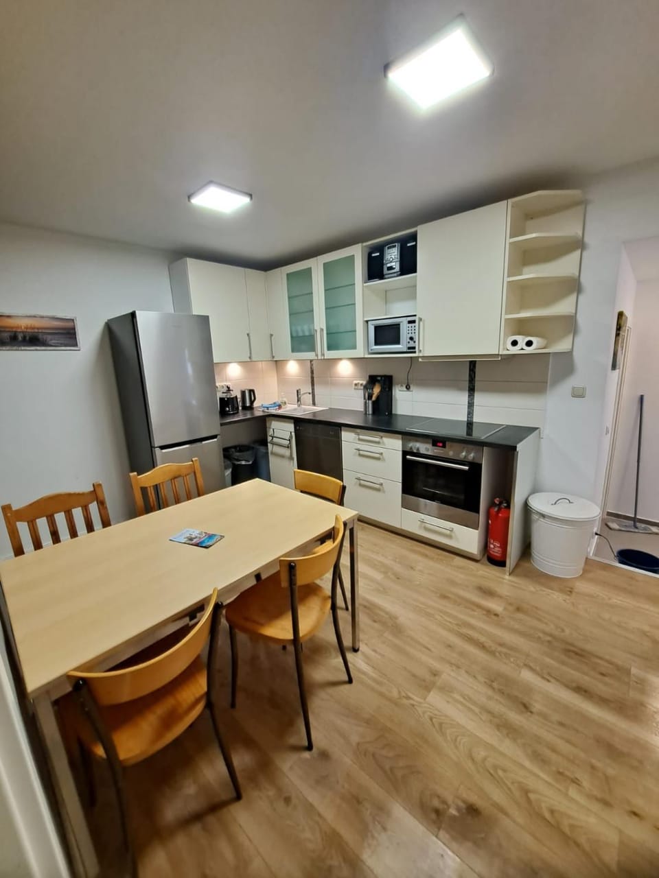 Kitchen or kitchenette, Dining area