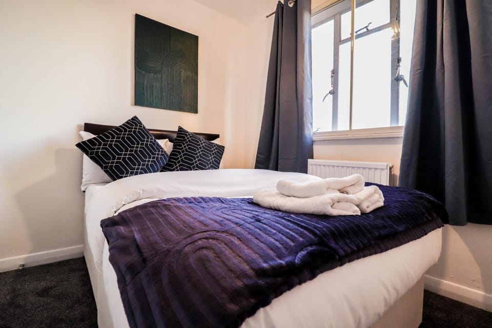 Bed, Photo of the whole room, Bedroom, towels
