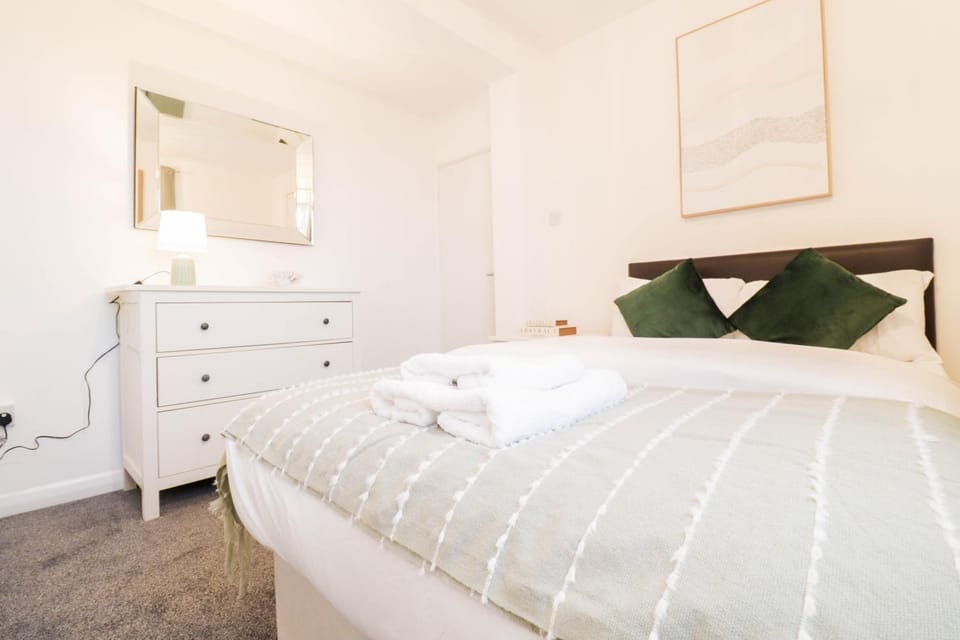 Bed, Photo of the whole room, Bedroom, towels, wardrobe