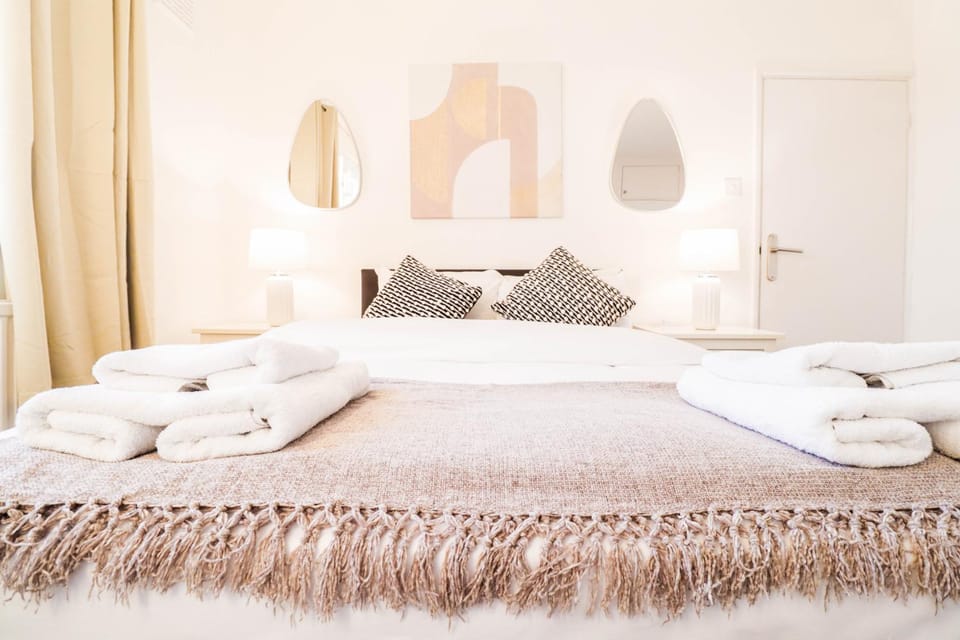 Bed, Photo of the whole room, Bedroom, towels