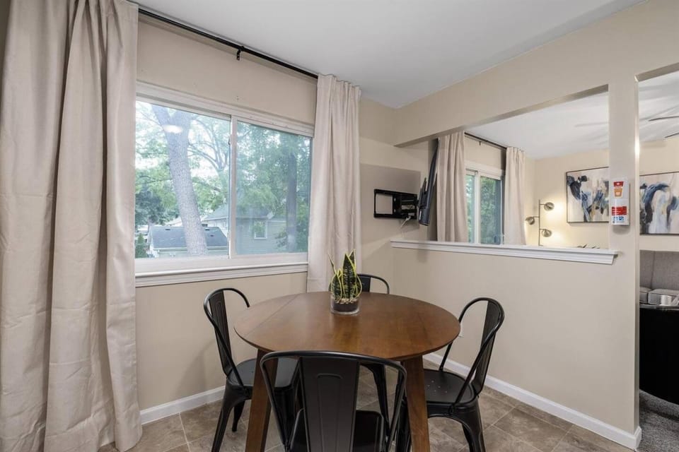 Chic Remodeled Retreat Near EMU- Easy Commute apts Apartment in Ypsilanti