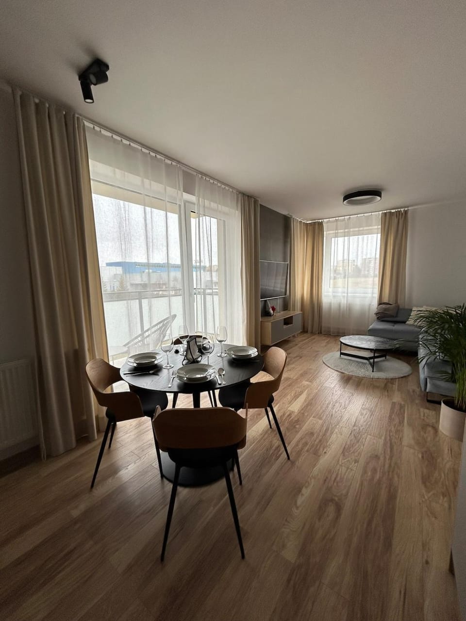 Photo of the whole room, Dining area