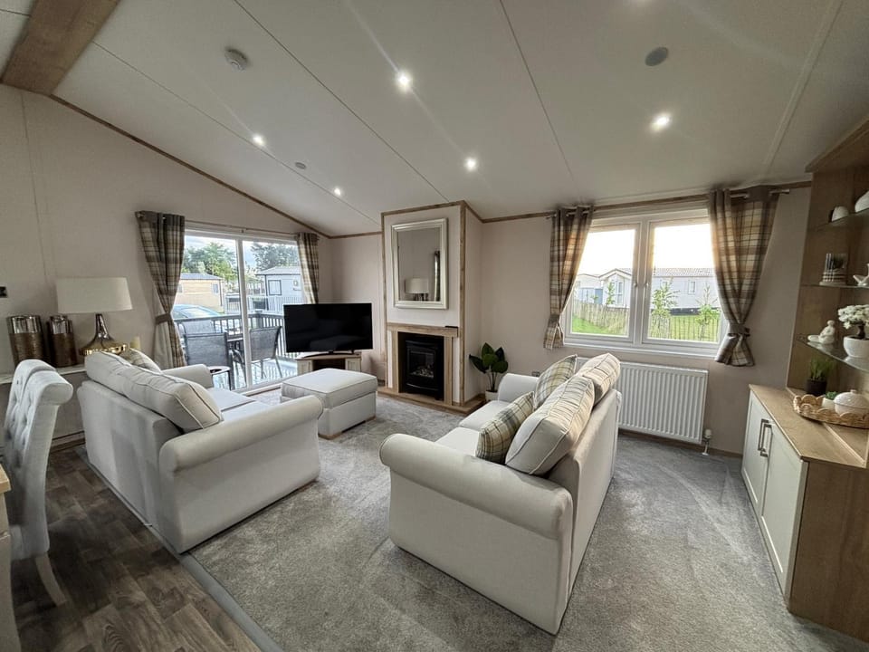 The Retreat 8 Lodge - Hot tub, WiFi, pet friendly, bath - Golden Palm Resort - Meadow Lakes Caravan & Lodge Hire Apartment in Chapel Saint Leonards