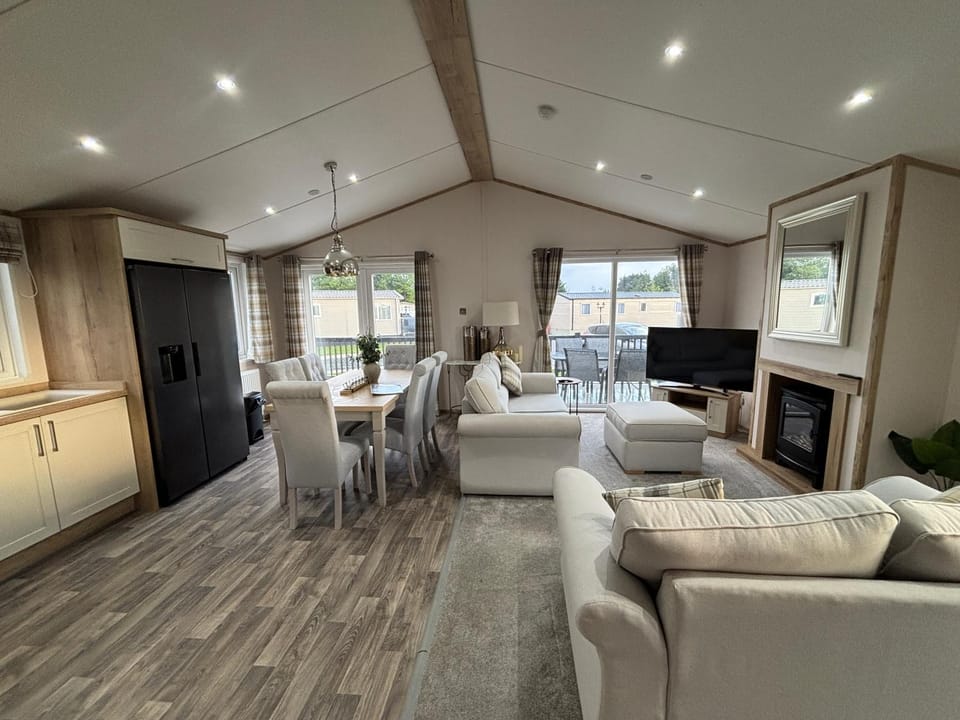 The Retreat 8 Lodge - Hot tub, WiFi, pet friendly, bath - Golden Palm Resort - Meadow Lakes Caravan & Lodge Hire Apartment in Chapel Saint Leonards