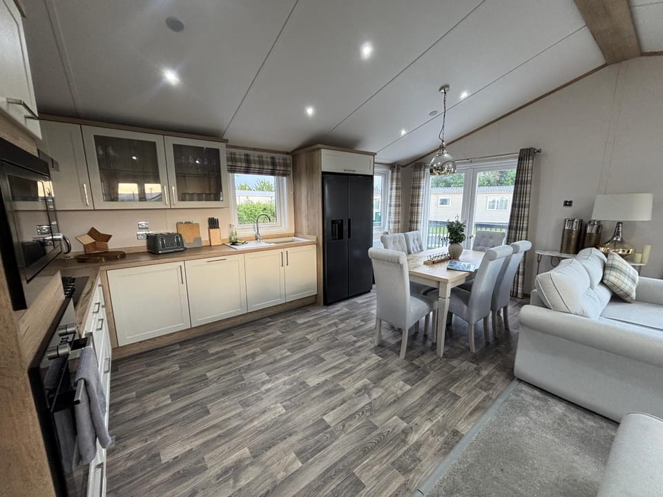 The Retreat 8 Lodge - Hot tub, WiFi, pet friendly, bath - Golden Palm Resort - Meadow Lakes Caravan & Lodge Hire Apartment in Chapel Saint Leonards