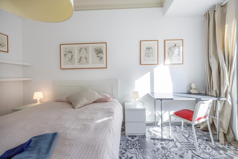 Bed, Seating area, Bedroom