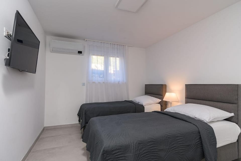 Bed, TV and multimedia, air conditioner