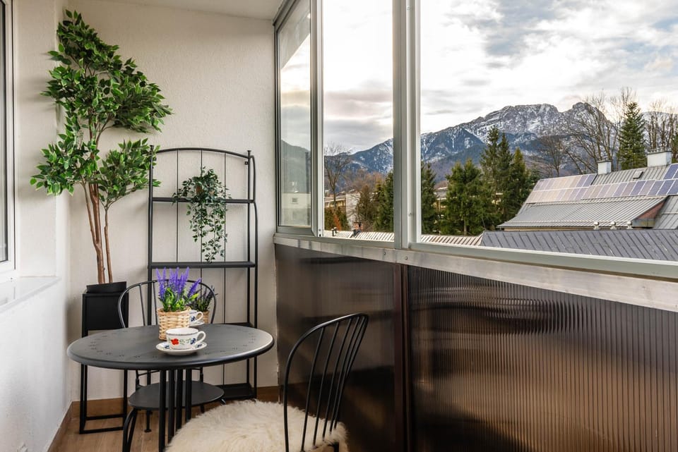 Balcony/Terrace, Mountain view