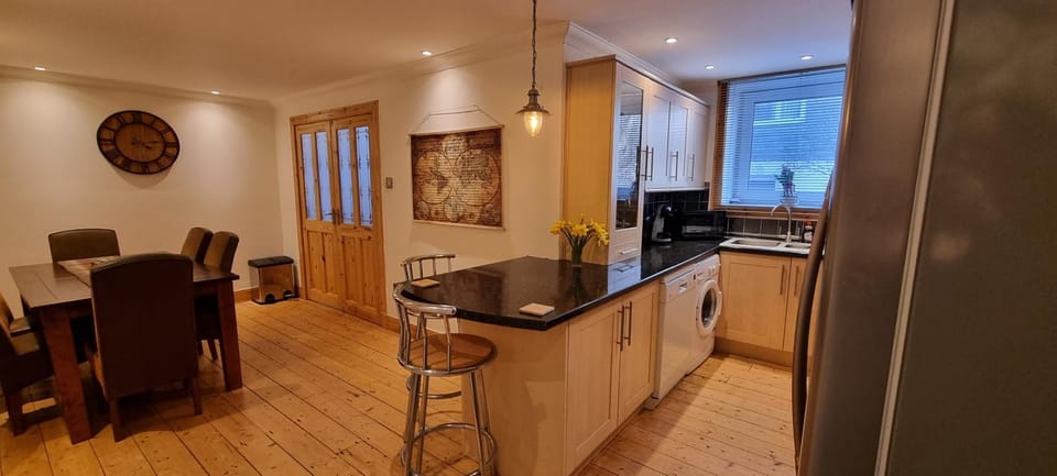 Kitchen or kitchenette, Seating area, Dining area