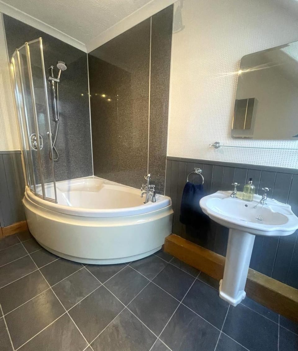 Shower, Toilet, Bathroom, Bath, towels