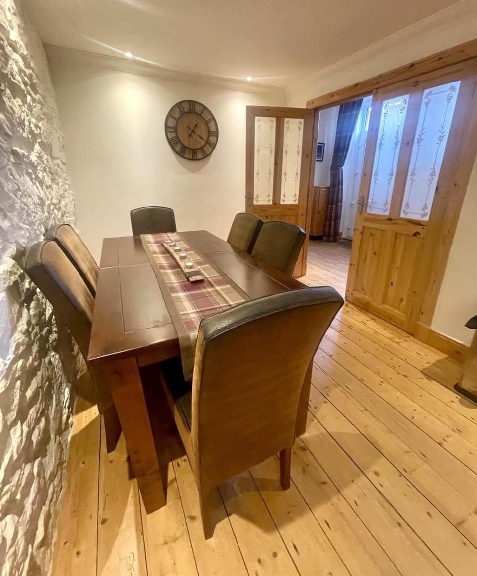 Seating area, Dining area