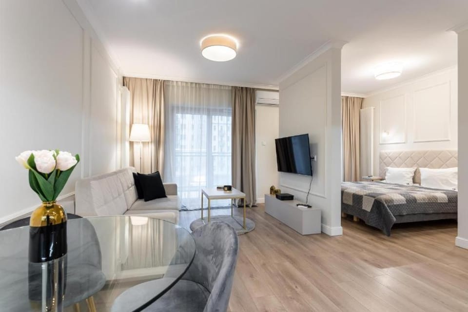 Communal lounge/ TV room, Bed, TV and multimedia, Living room, Photo of the whole room, Seating area, Evening entertainment, Bedroom, towels, air conditioner