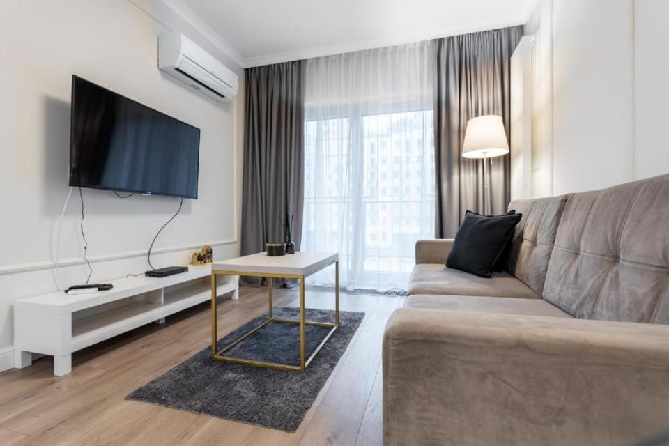Communal lounge/ TV room, TV and multimedia, Living room, Seating area, Evening entertainment