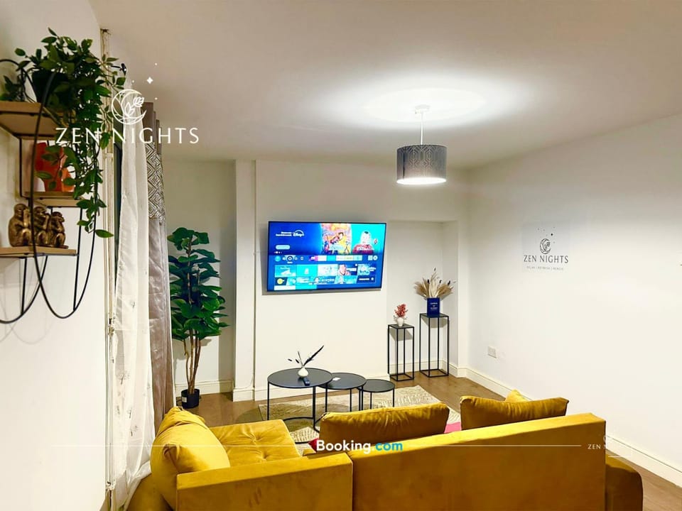 Communal lounge/ TV room, TV and multimedia, Living room, Seating area, Evening entertainment
