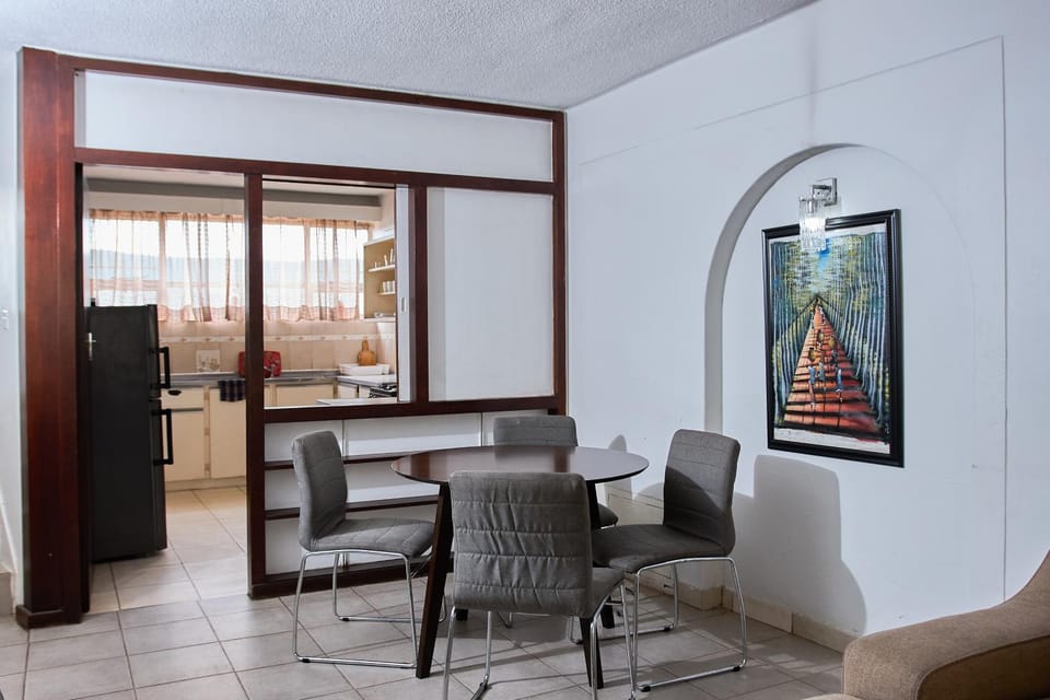 Kitchen or kitchenette, Living room, Seating area, Dining area, oven