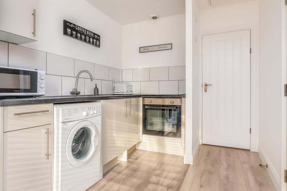 Kitchen or kitchenette, oven, washing machine