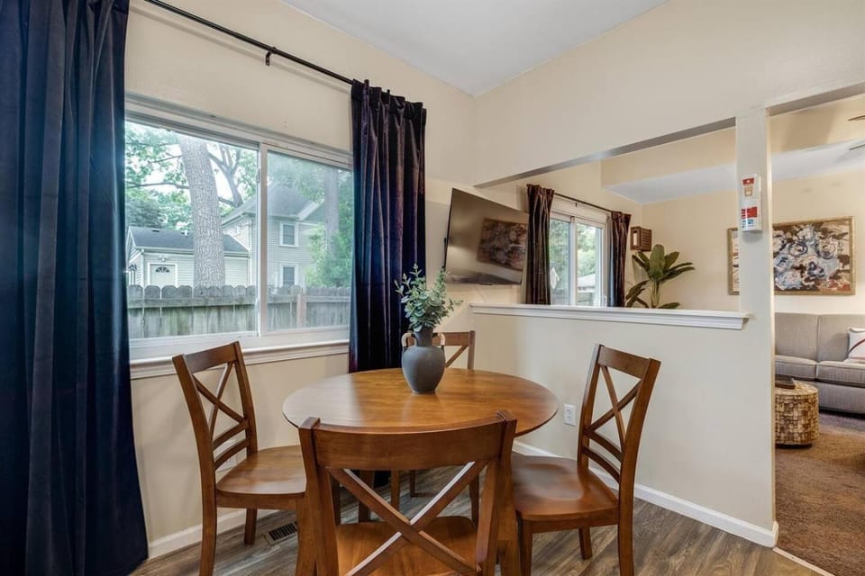 Stylish Sanctuary Near EMU- Ideal for Med Students apts Apartment in Ypsilanti