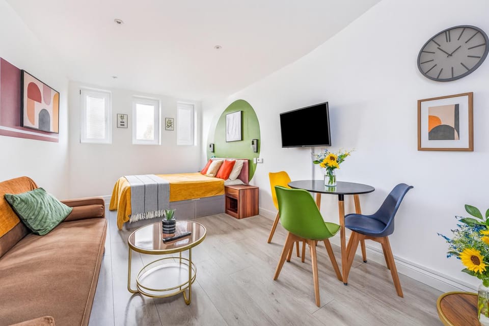 Living room, Photo of the whole room, Seating area, Bedroom