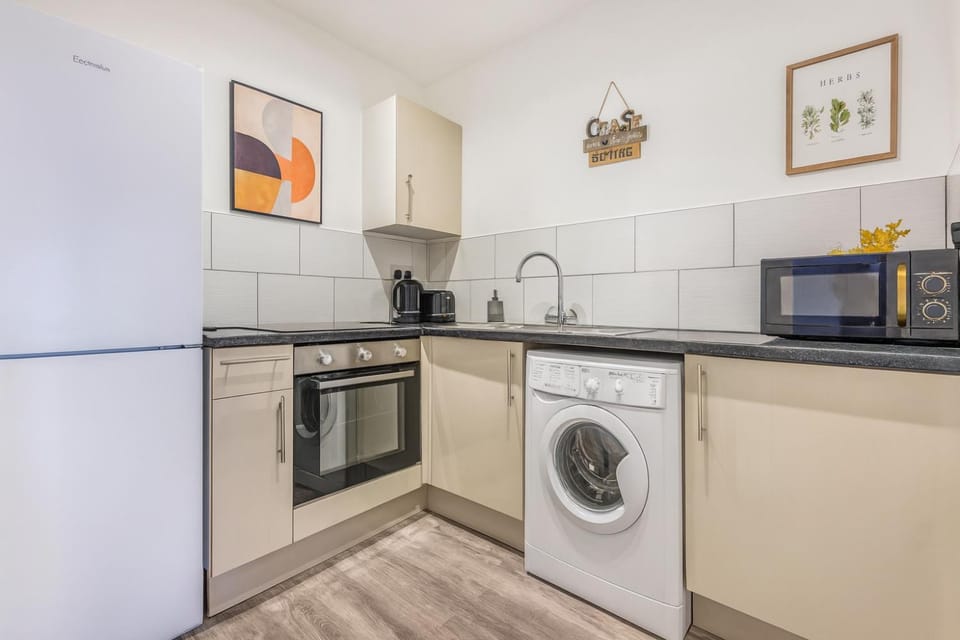 Kitchen or kitchenette, oven, toaster, washing machine