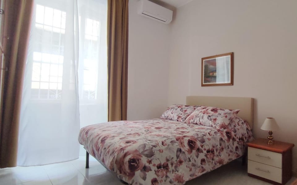 Bed, Photo of the whole room, Bedroom, air conditioner