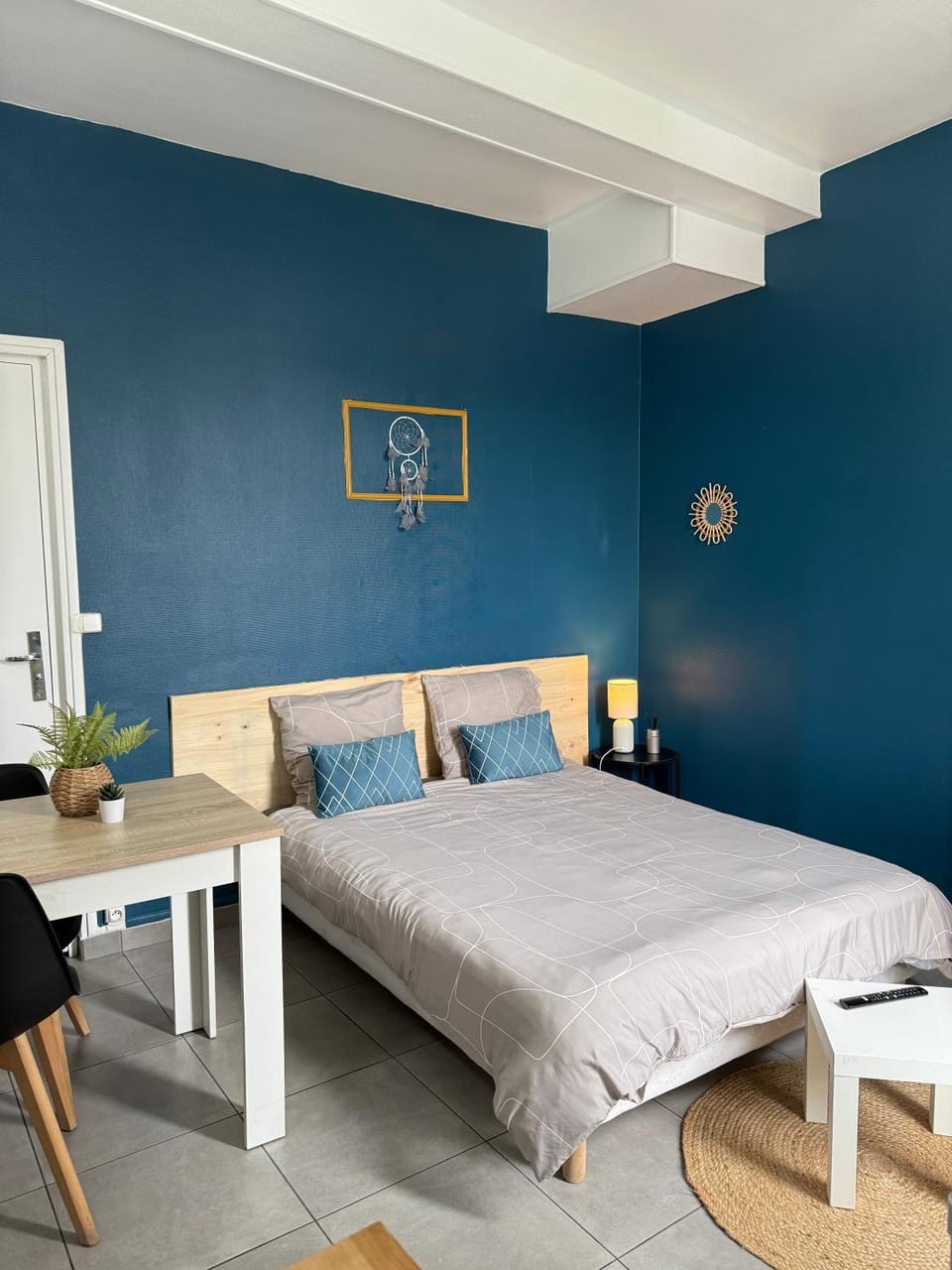 Photo of the whole room, Bedroom